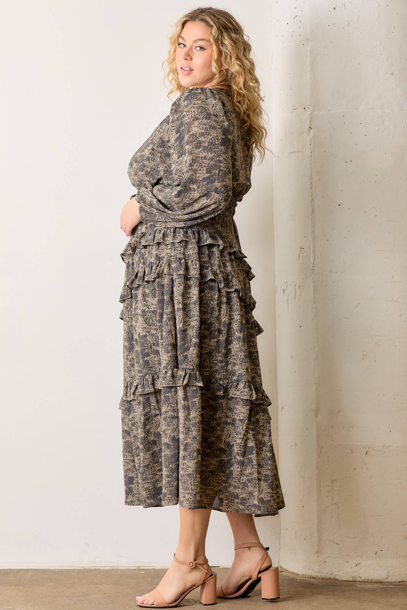PRINTED FLORAL TIERED MAXI DRESS: DUSTY OLIVE MULTI / 1X