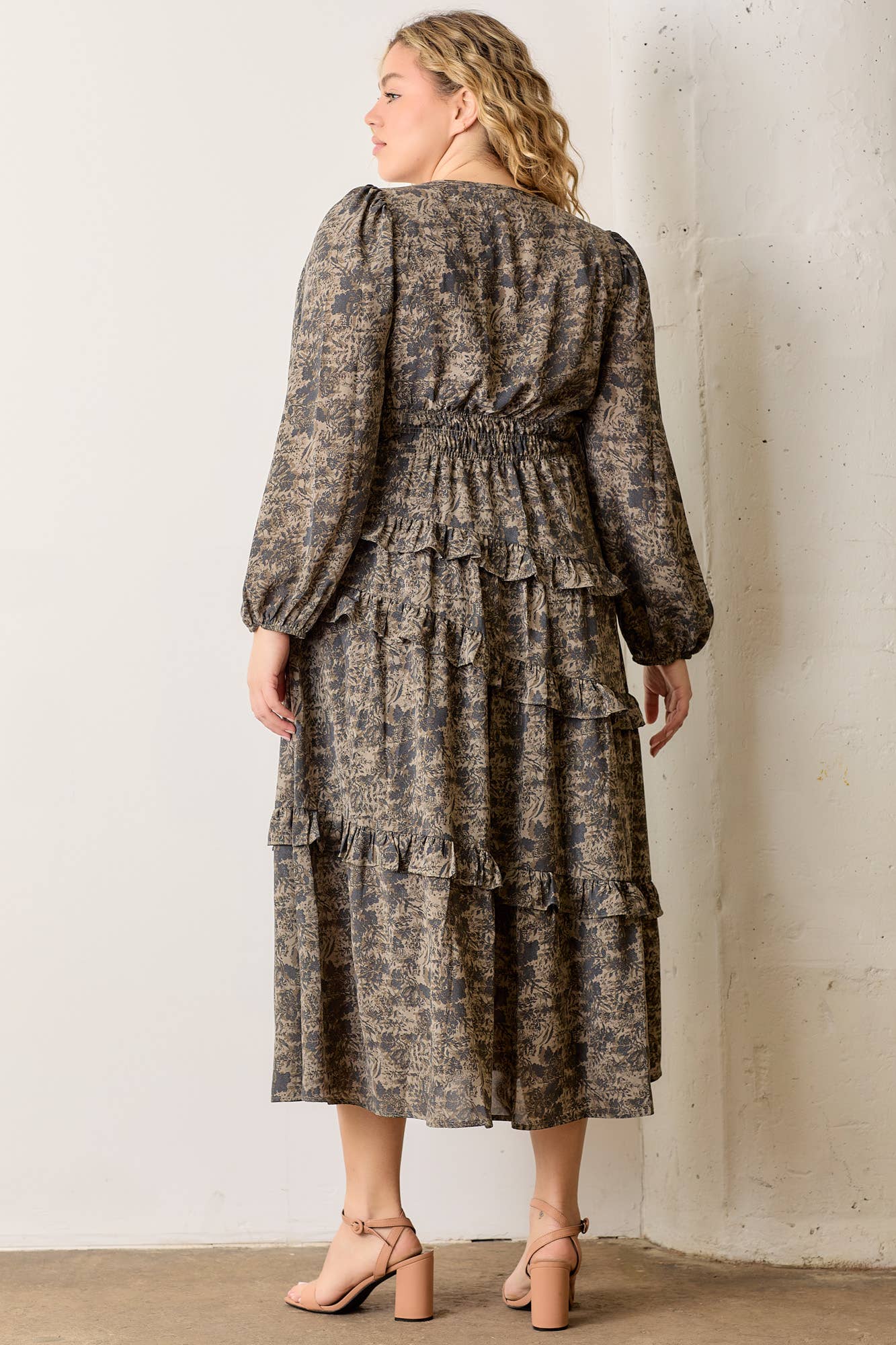 PRINTED FLORAL TIERED MAXI DRESS: DUSTY OLIVE MULTI / 1X