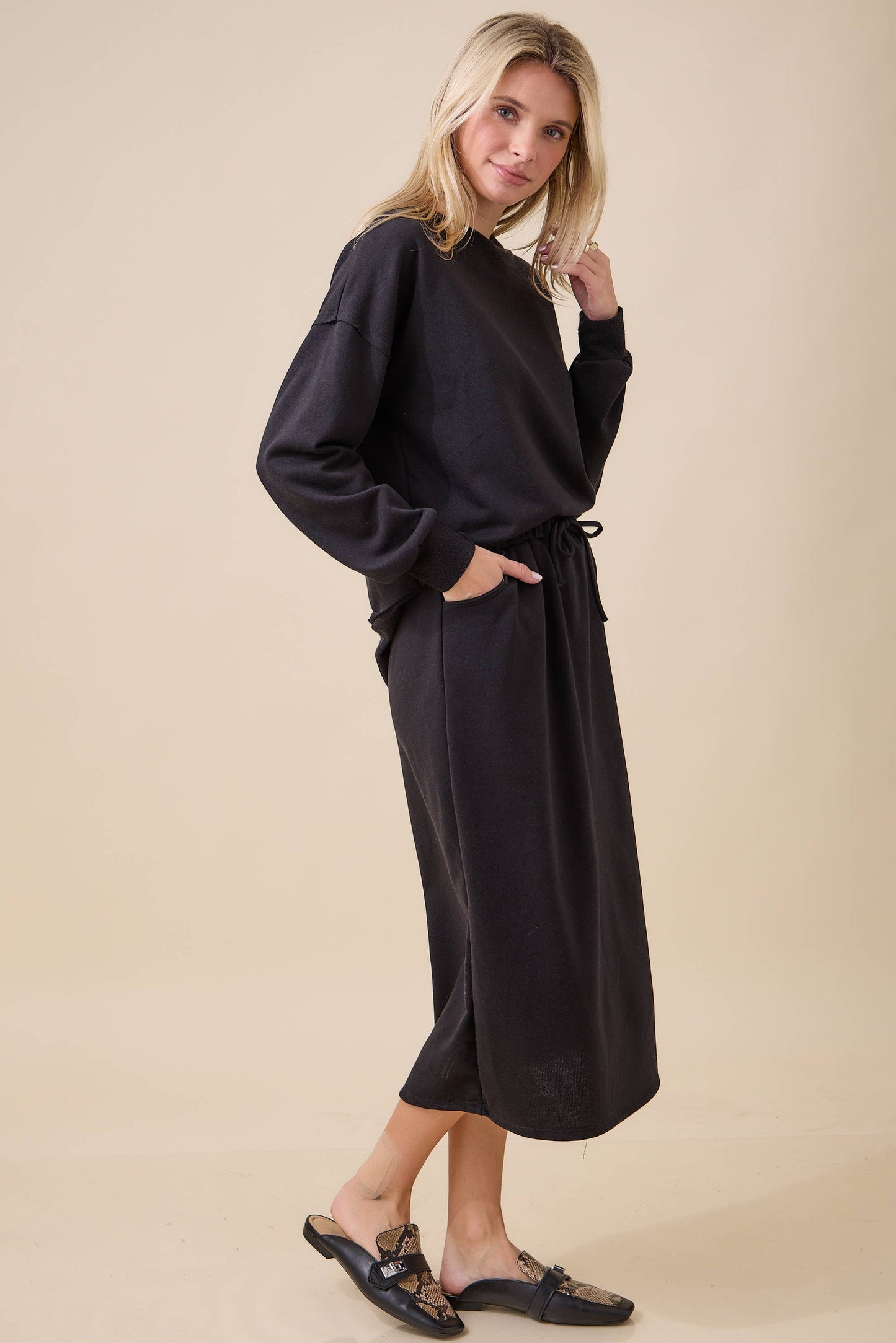 WOMEN'S SOLID SOFT KNIT SKIRT WITH POCKETS-PART OF SET: Fuchsia / M