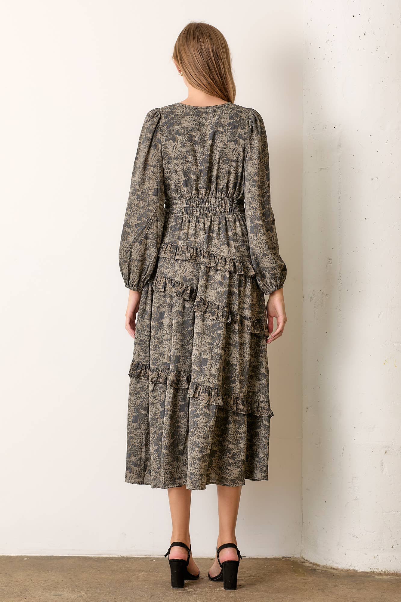 PRINTED FLORAL TIERED MAXI DRESS: DUSTY OLIVE MULTI / M