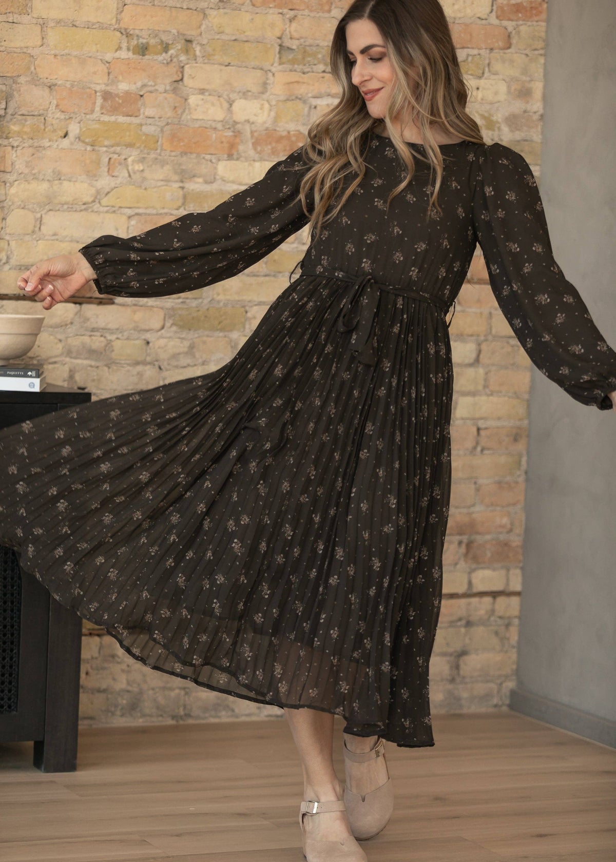 Louise Brown Floral Pleated Midi Dress: M