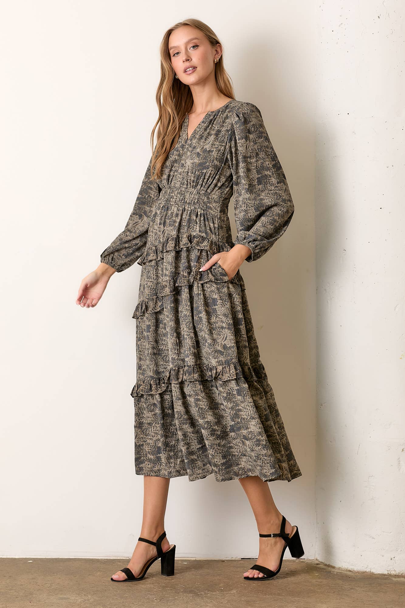 PRINTED FLORAL TIERED MAXI DRESS: DUSTY OLIVE MULTI / M
