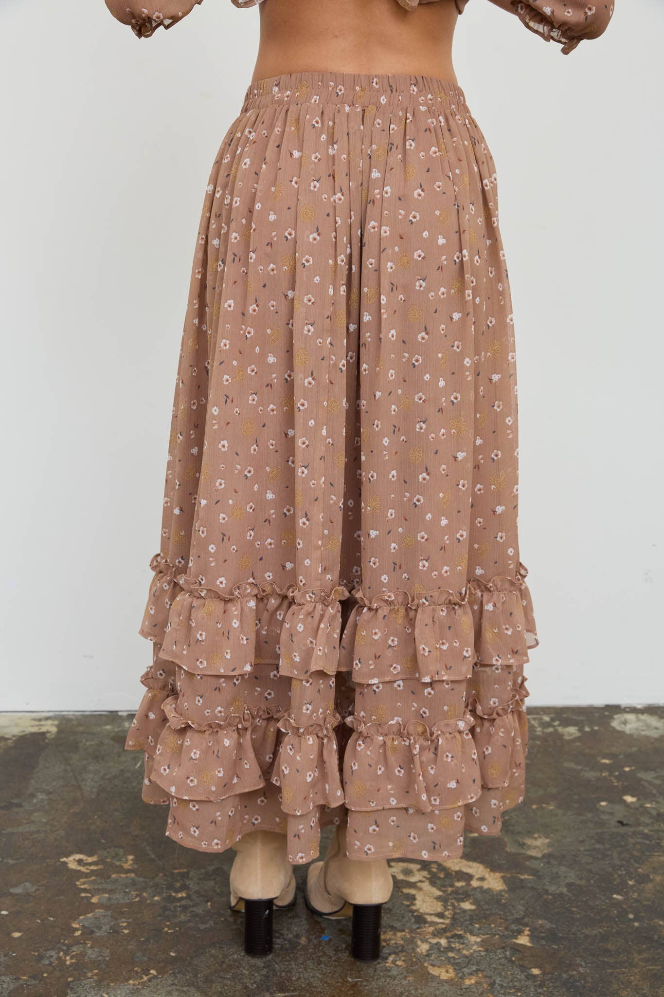 FLORAL RUFFLED TIERED HEM MIDI SKIRT: MOCHA MULTI
