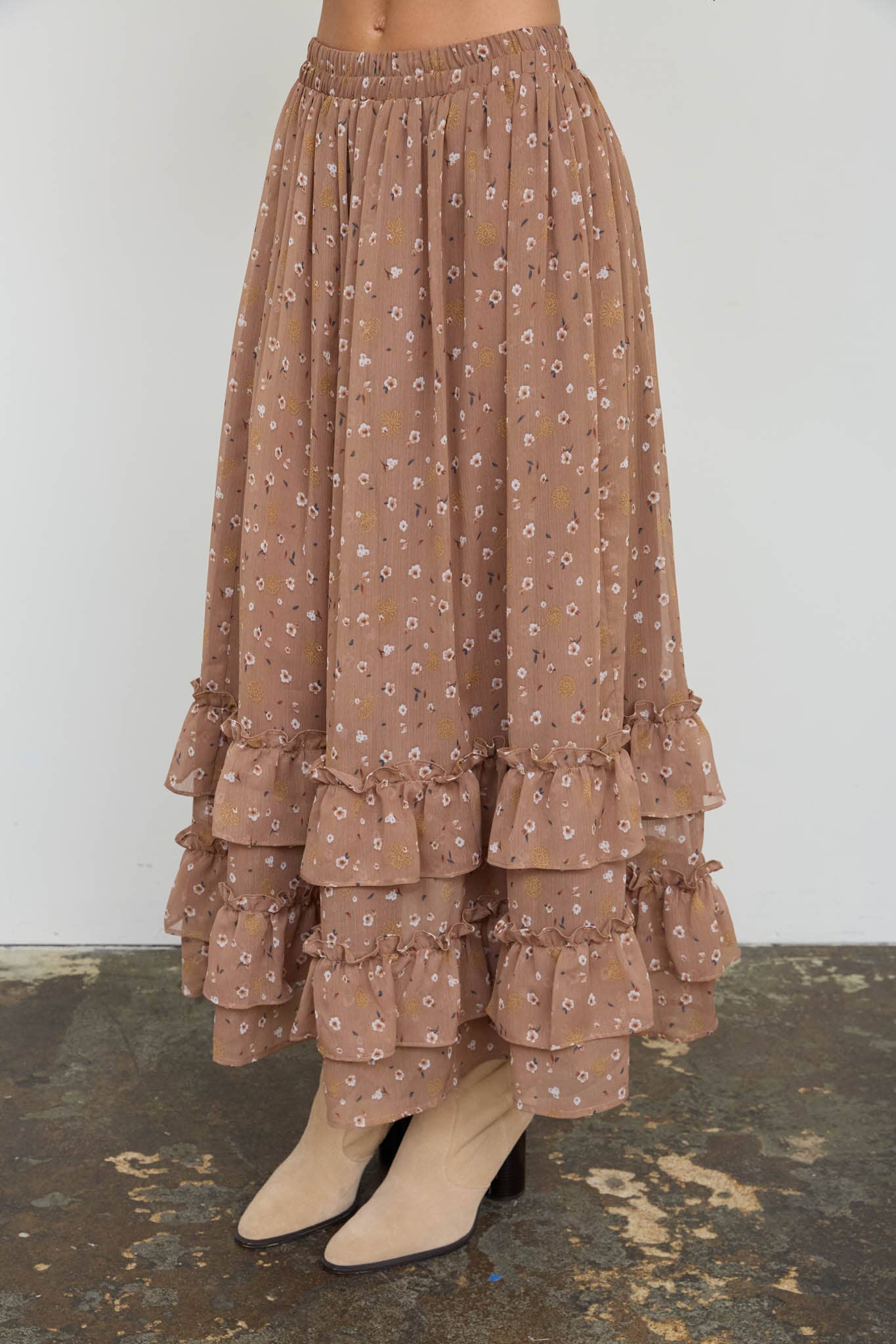 FLORAL RUFFLED TIERED HEM MIDI SKIRT: MOCHA MULTI