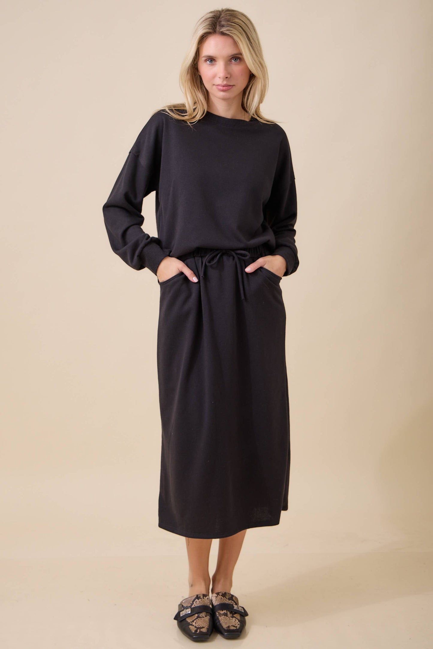 WOMEN'S SOLID SOFT KNIT SKIRT WITH POCKETS-PART OF SET: Fuchsia / M