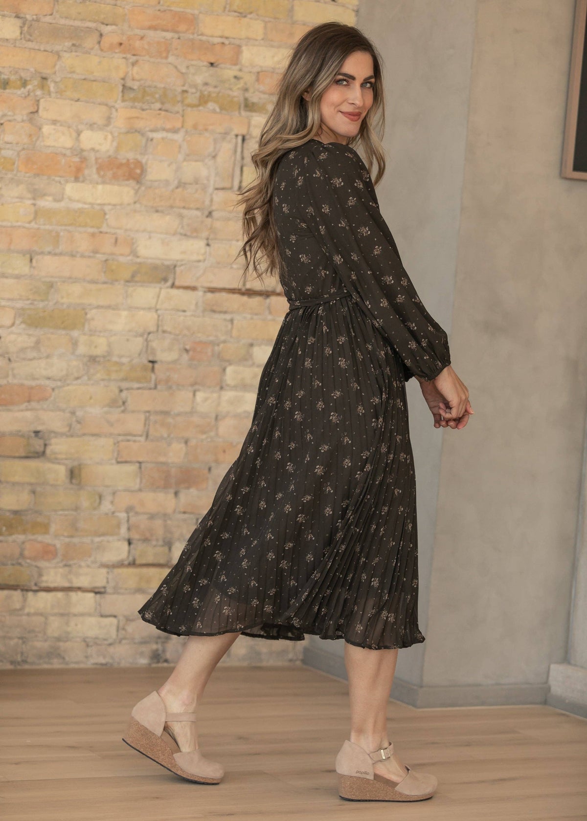 Louise Brown Floral Pleated Midi Dress: M